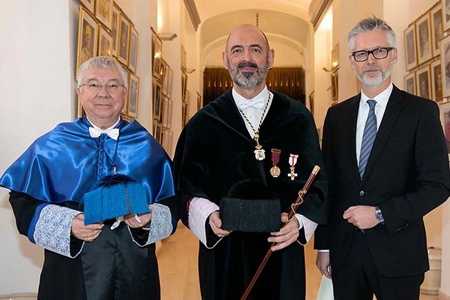 Honorary doctorate for AQT co-founder Rainer Blatt