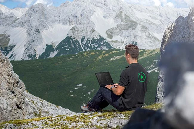 Cloud access to the latest quantum computer technology Cloud access to the latest quantum computer technology