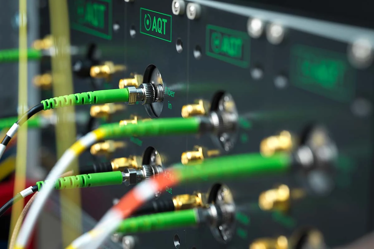 Building on top of the 19-inch rack standard, it can be readily installed The room-temperature set-up can be powered from a single wall-mounted power-plug.